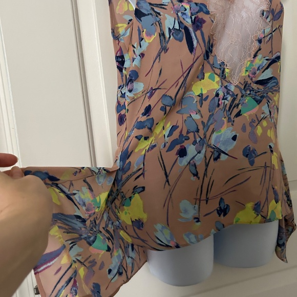 BCBG Maxazria Sheer Neckline Lace Top -Size XS - Picture 7 of 8